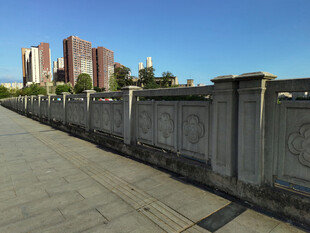 城市河畔石质护栏景观