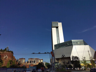 现代建筑与蓝天相映成趣