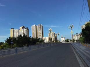 城市道路旁的高楼景观