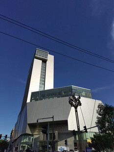 现代风格独特建筑外观