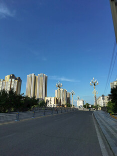 城市宽阔道路与高楼景观