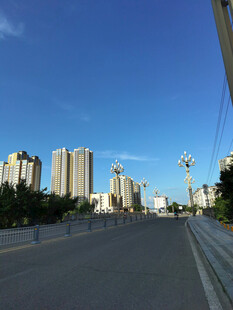 城市道路旁的高楼景观