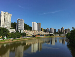城市河畔风光