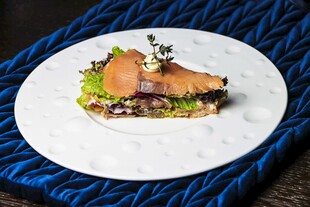 精致摆盘的美味鱼肉料理