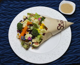 蔬菜卷饼配蘸酱