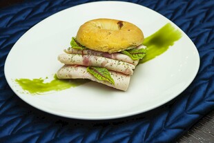 精致摆盘的美味鱼肉料理