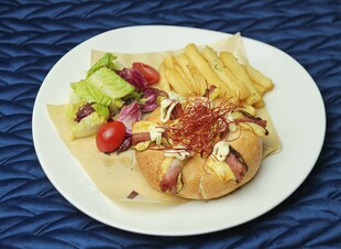美味烤土豆配薯条与蔬菜