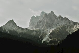 巍峨壮丽的高山景观