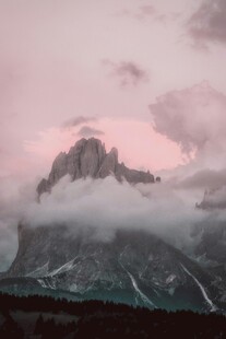 云雾缭绕中的壮美山峰