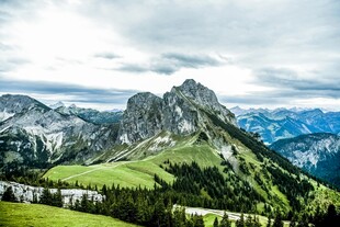 壮丽山峦与葱郁草地景观