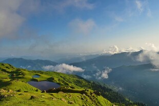 山间绿野云海美景