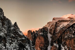 雪覆山峦的壮丽黄昏景色