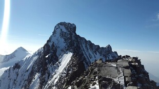 巍峨雪山之巅壮丽景观