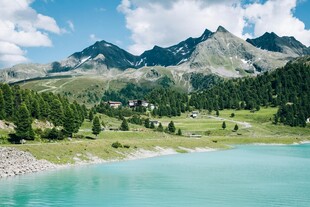 高山湖畔美景