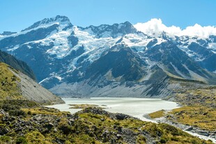 壮丽雪山山谷自然美景