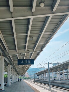 空旷的火车站台场景