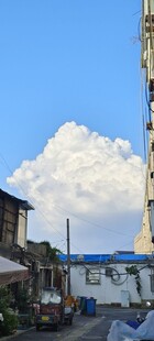 乡村旁高耸的信号发射塔