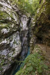 山间峡谷中的秀丽瀑布景观