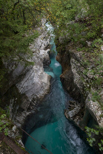 山间幽蓝溪流峡谷美景
