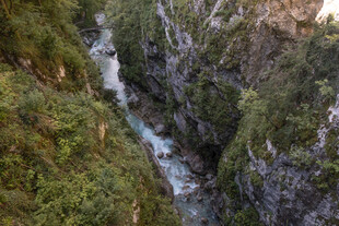 山间瀑布穿峡谷