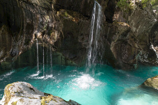 山间蓝绿色瀑布美景