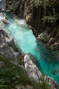 山间碧绿水潭美景