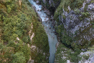 峡谷间的潺潺溪流