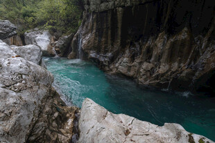 山间碧溪穿岩石美景