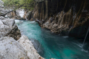 山间碧溪灵动自然之景