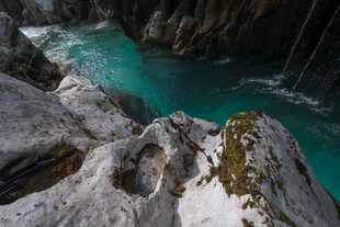 山间碧绿水潭与嶙峋岩石