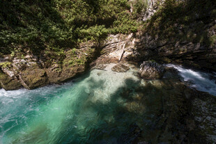 山间碧潭溪流美景