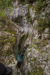 山间深邃峡谷与幽蓝潭水