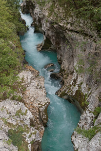 山间碧流穿峡谷