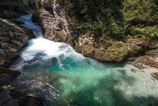 山间溪流瀑布的清澈美景