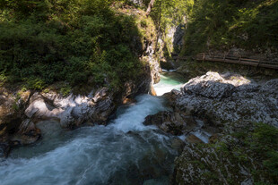 山间湍急溪流穿岩石而过