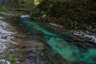 山间碧透溪流美景