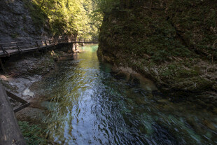 峡谷间清澈溪流美景