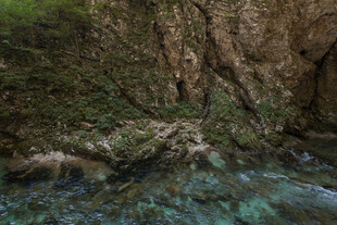 山间清澈溪流与嶙峋岩壁