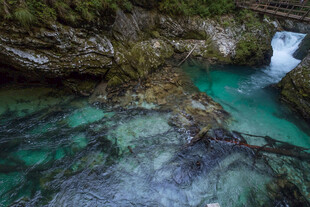 山间碧潭瀑布美景