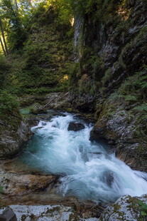 山间溪流潺潺 自然美景