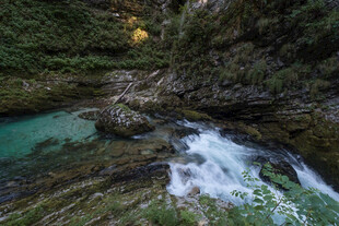 山间碧潭溪流美景
