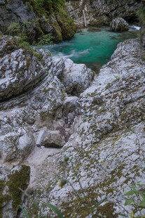 山间碧潭与嶙峋怪石