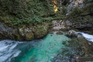 山间碧潭溪流美景