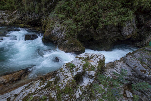 山间湍急溪流景观