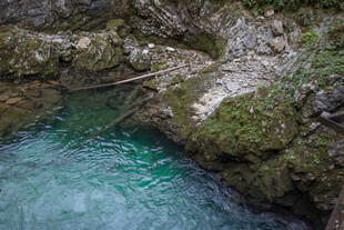 山间碧绿水潭美景