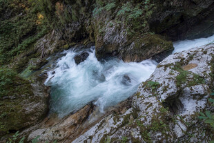 山间湍急溪流
