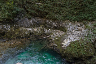 山间碧绿水潭美景