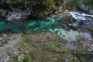 山间碧绿水潭美景