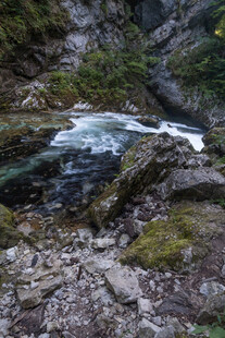 山间溪流与嶙峋岩石景观