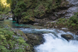 山间溪流瀑布自然美景
